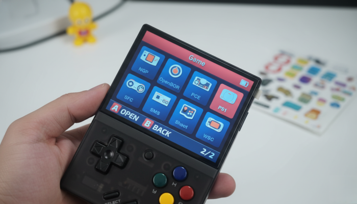 Màn hình Miyoo Mini Plus hiển thị menu chọn hệ máy emulator PS1 SFC GBA close-up