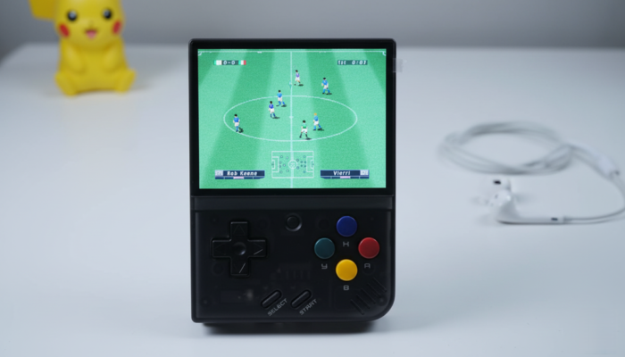 Miyoo Mini Plus chạy game bóng đá PS1 cổ điển close-up màn hình retro handheld