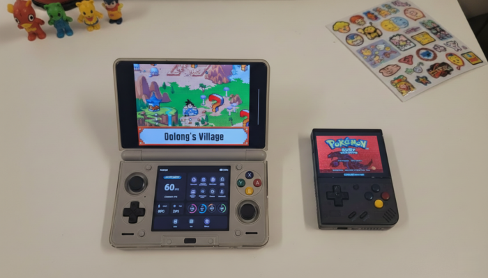 So sánh kích thước Ayn Thor và Miyoo Mini Plus đặt cạnh nhau trên bàn