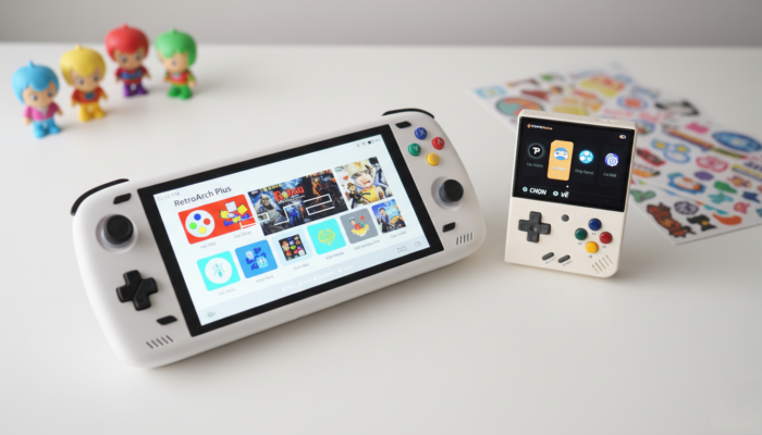 So sánh kích thước Ayn Odin 2 và Miyoo Mini Plus đặt cạnh nhau trên bàn